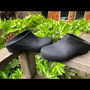 Black Calzuro classic without holes. Size 36-37 (women’s 7-8). Very gently used.